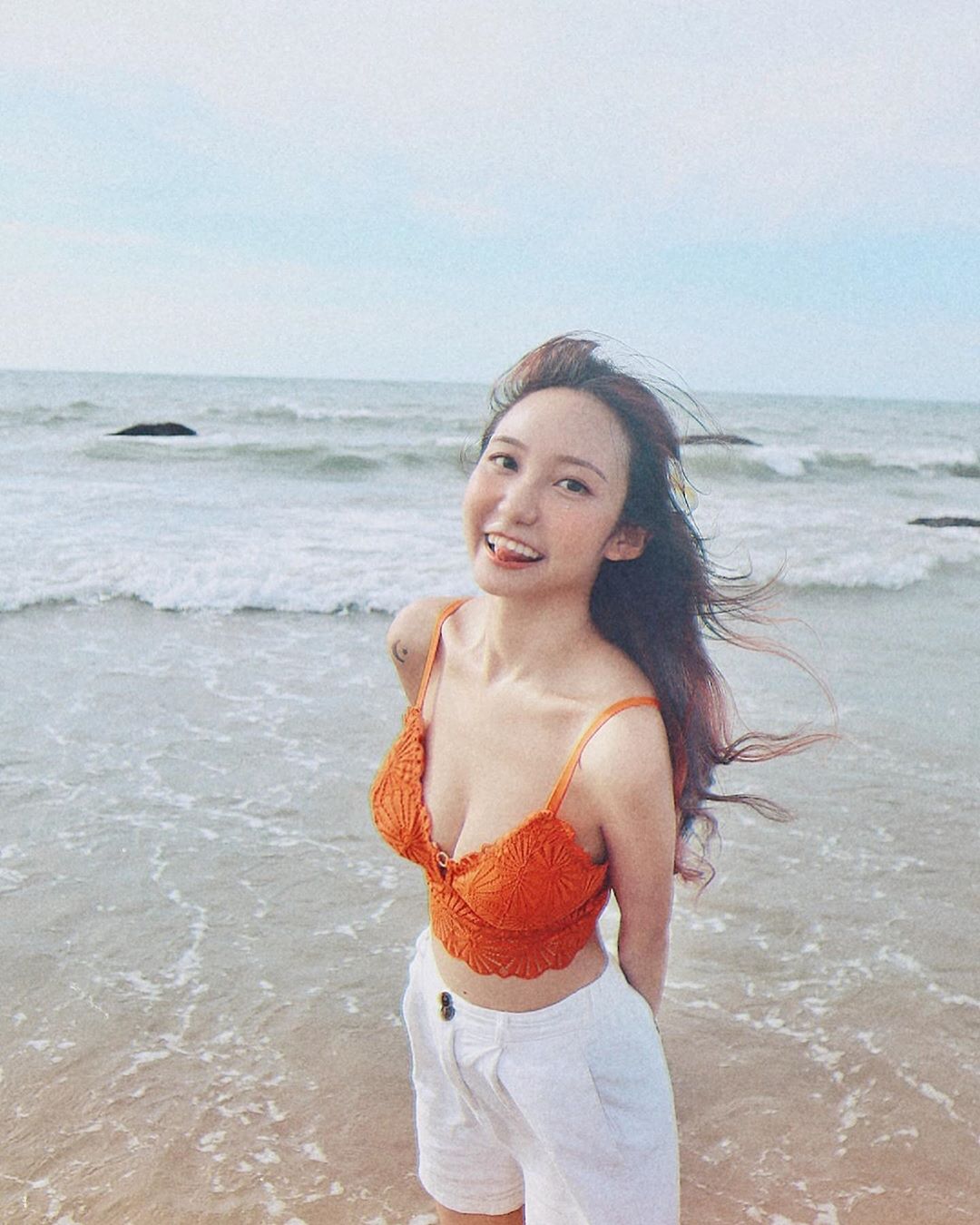 美波正妹「蔣馨」海邊玩耍流露自然美，「躺平溢奶」畫面更是可觀！