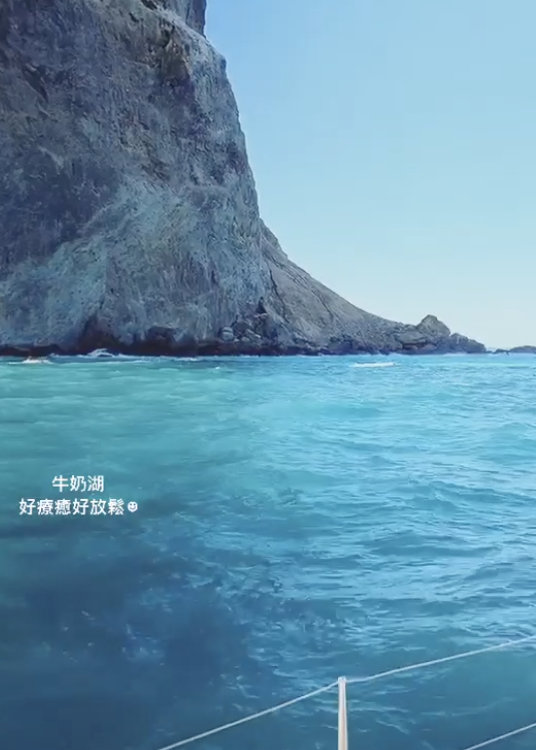 美景配美人！呆萌女神「元元」火辣出海龜山島，牛奶湖上大秀 I 字深溝