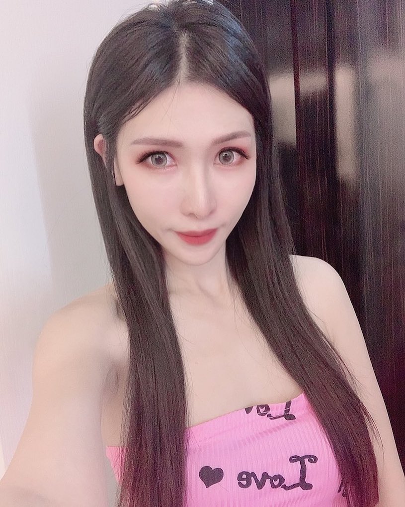 好犯規！美乳保險經紀人「蕭心雅」身材好兇，性感低胸裝讓客戶都受不了！