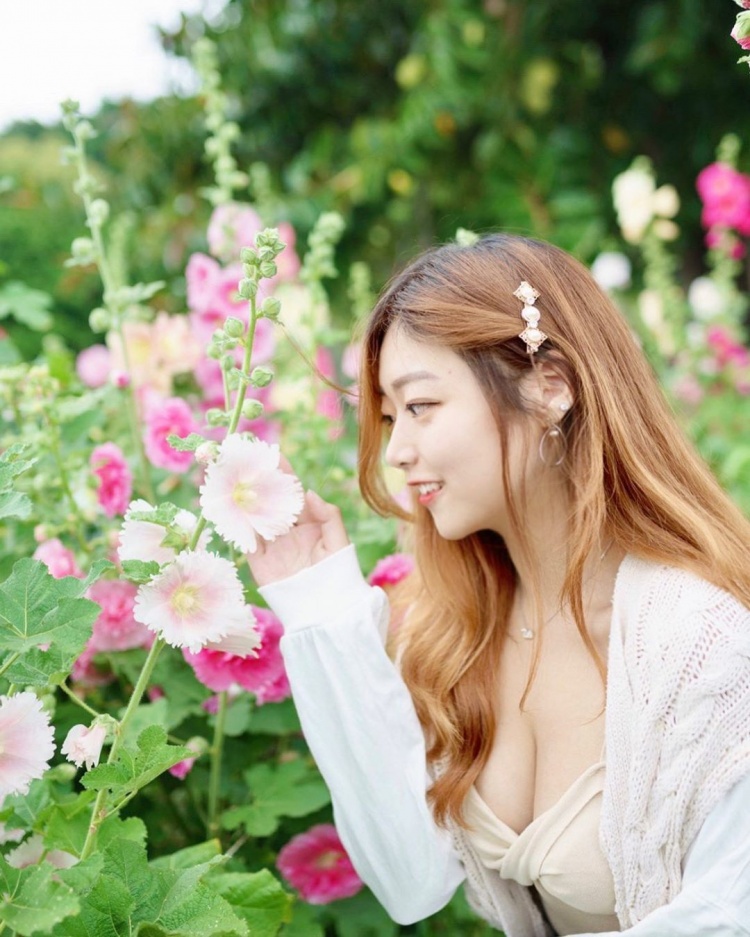 公園的爆乳女孩nini 看了快窒息 - 美女圖 -