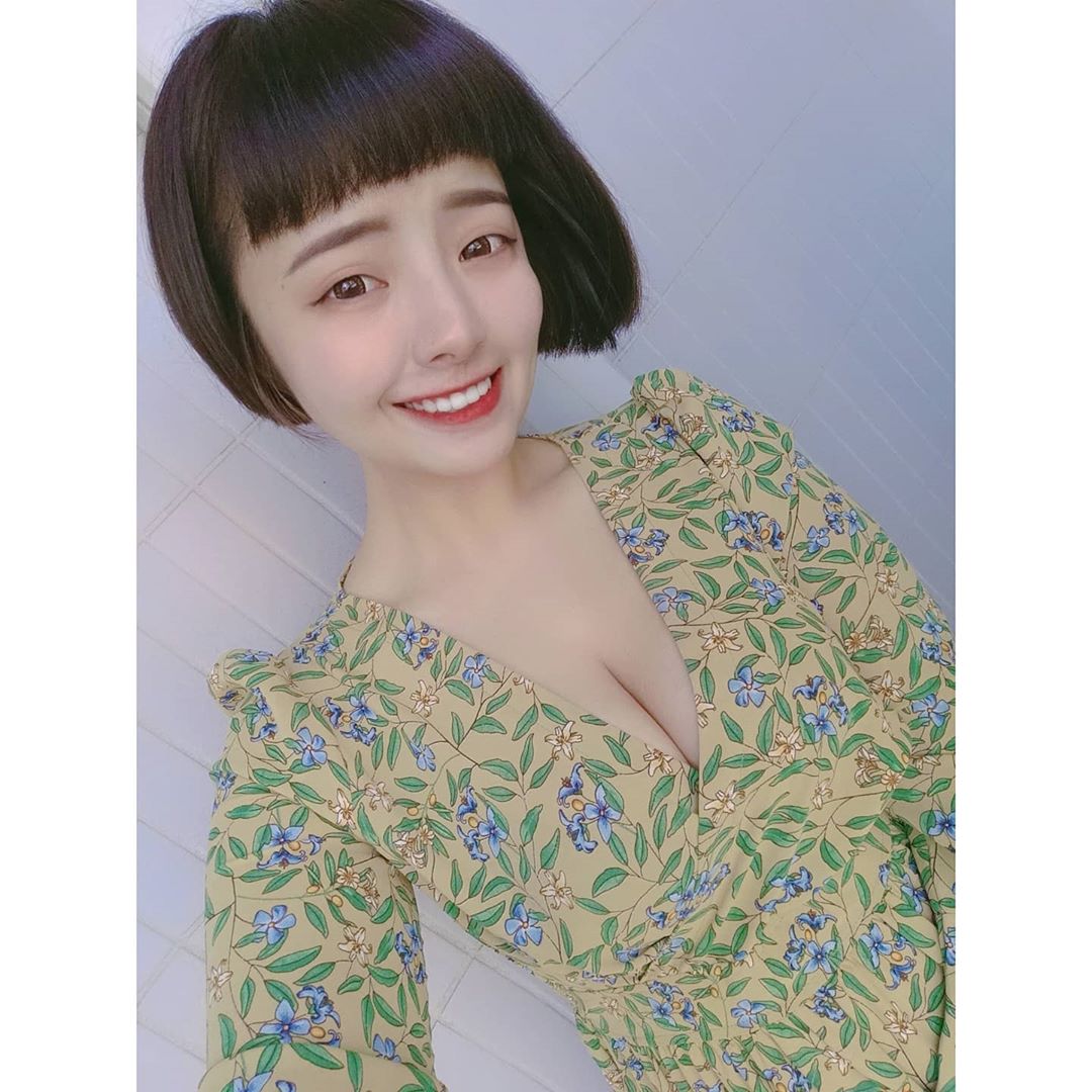 搭車遇到「巨乳上班族」深長事業線讓人看醉！IG 釋出「超胸畫面」視角有夠犯規&#8230;