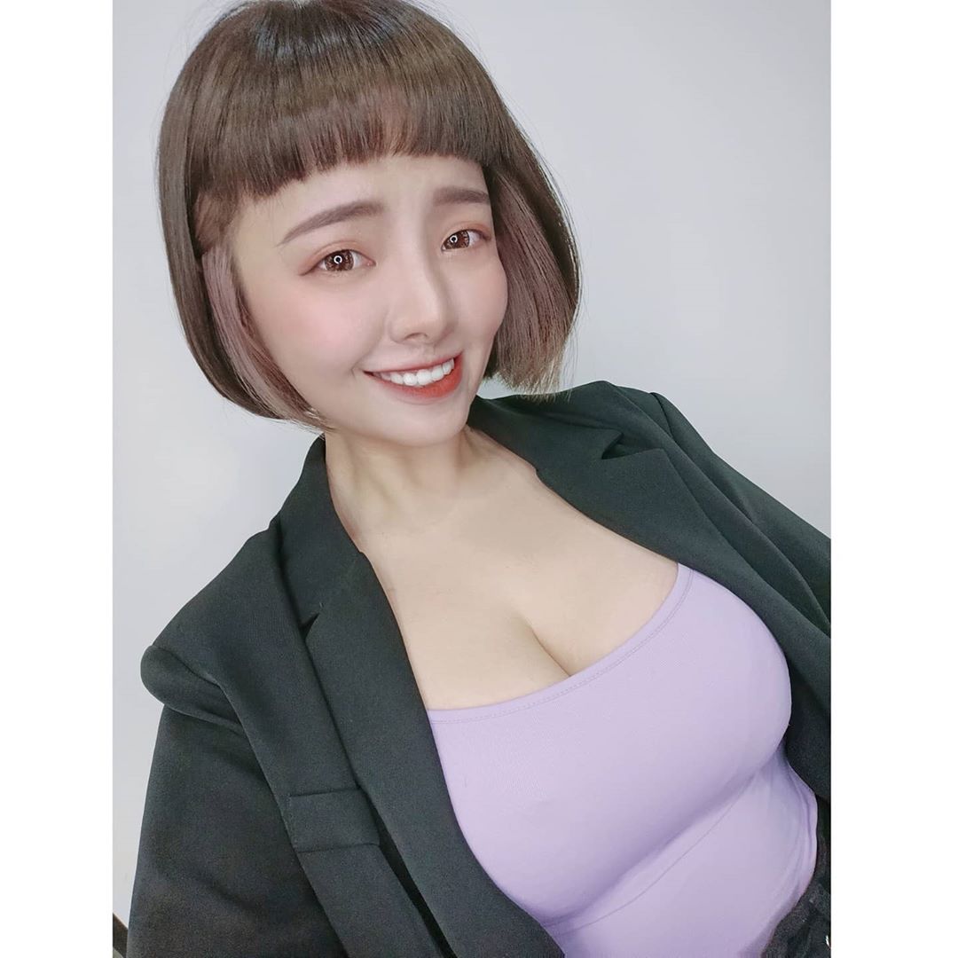 搭車遇到「巨乳上班族」深長事業線讓人看醉！IG 釋出「超胸畫面」視角有夠犯規&#8230;