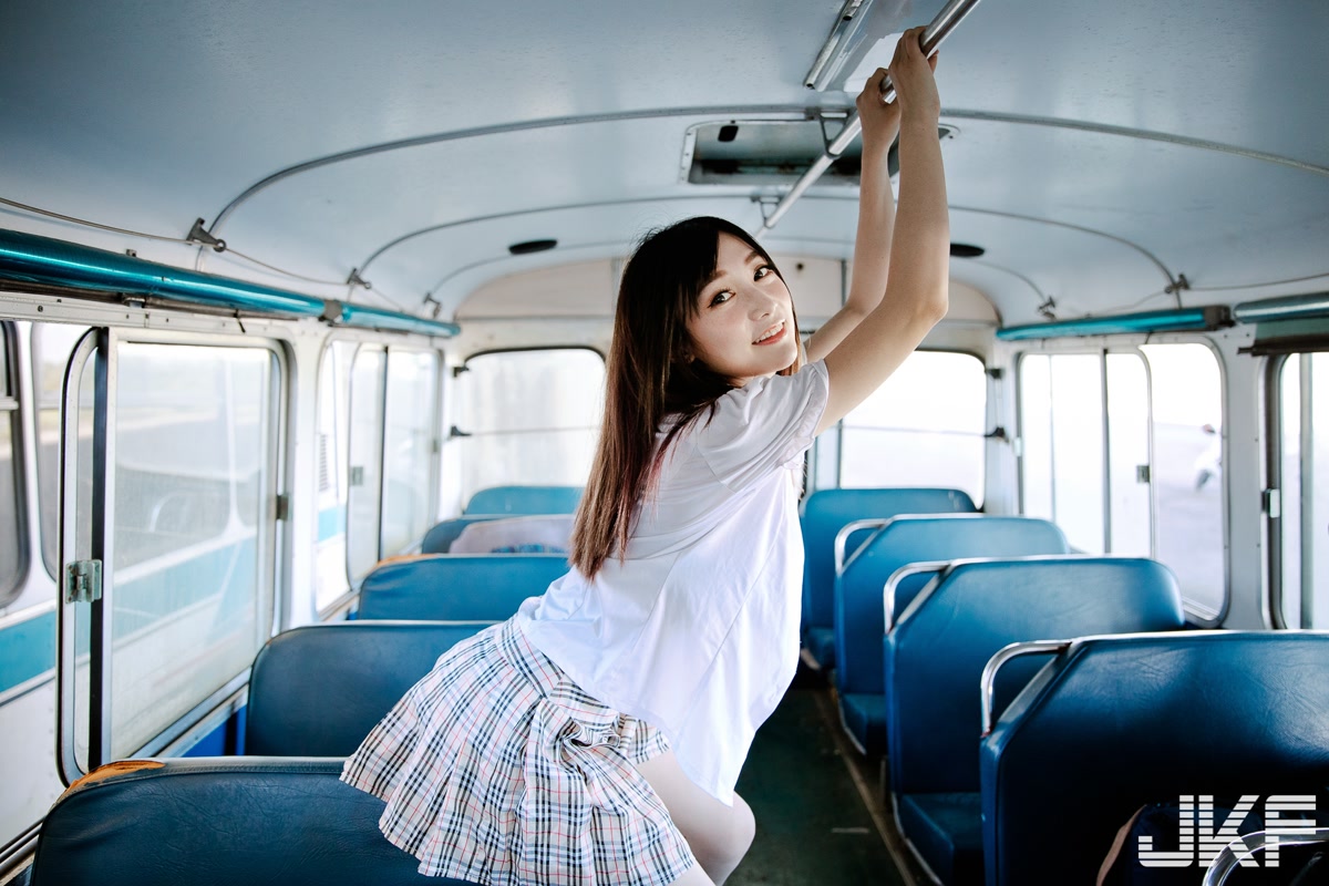 很犯規！爆乳學生妹「江滴DD」公車上使壞，「誘惑解扣」乘客都要克制不住了！