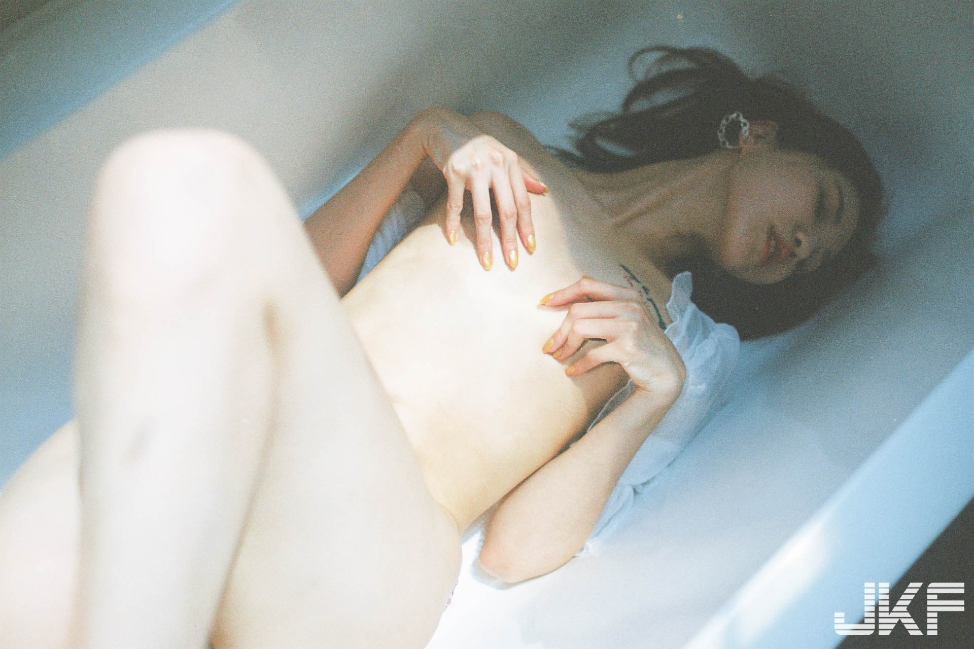 記錄女體之美！性感麻豆「紫玲Catlin」零NG底片作品，展現曼妙朦朧的情慾氣息