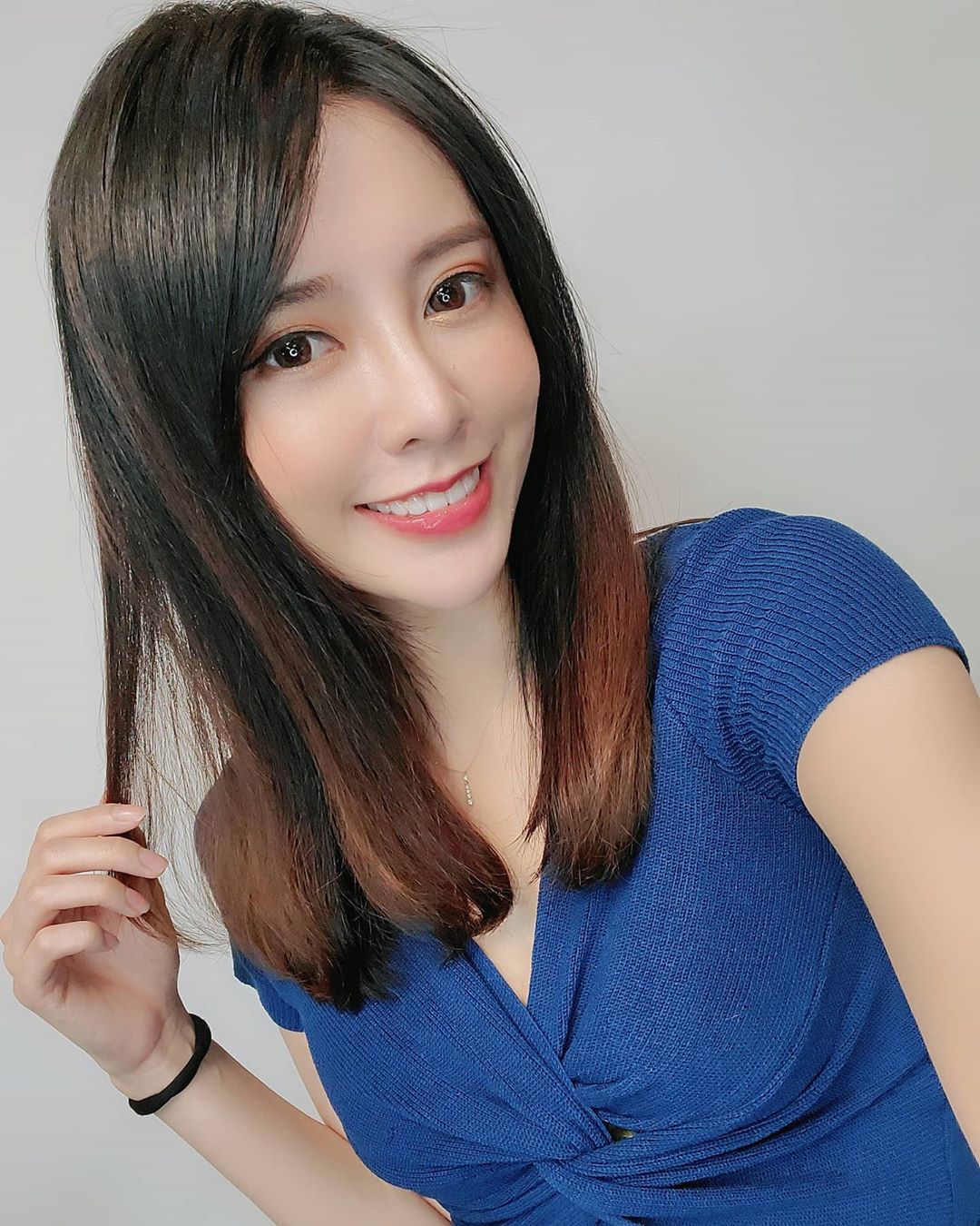 Momo盈熙  辣模露出誘人事業線....身材辣到太腰瘦 - 美女圖 -