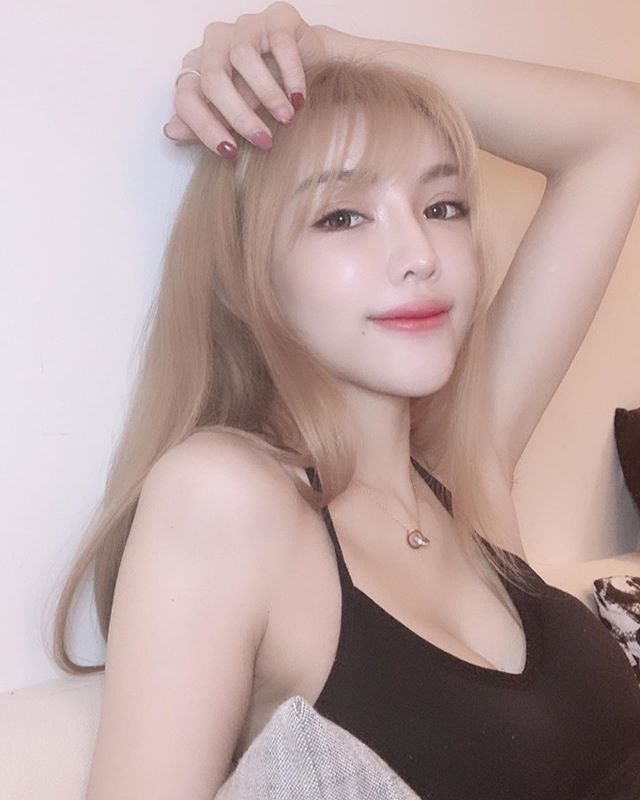 170 cm 精緻系尤物 「美胸、馬甲線」讓人招架不住~KAKA - 美女圖 -