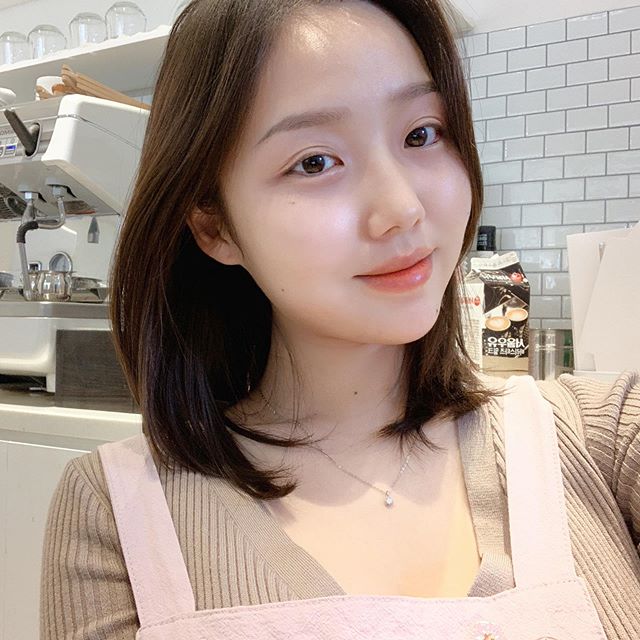 咖啡店的招牌不是咖啡，而是&#8230;？南韓「巨乳店花」胸比臉大！讓人好想天天光顧