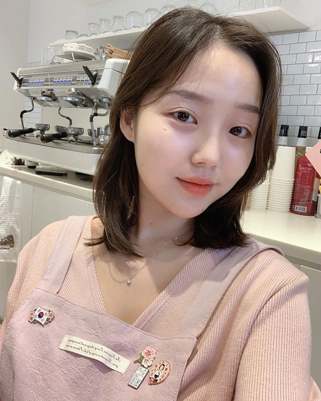 咖啡店的招牌不是咖啡，而是&#8230;？南韓「巨乳店花」胸比臉大！讓人好想天天光顧