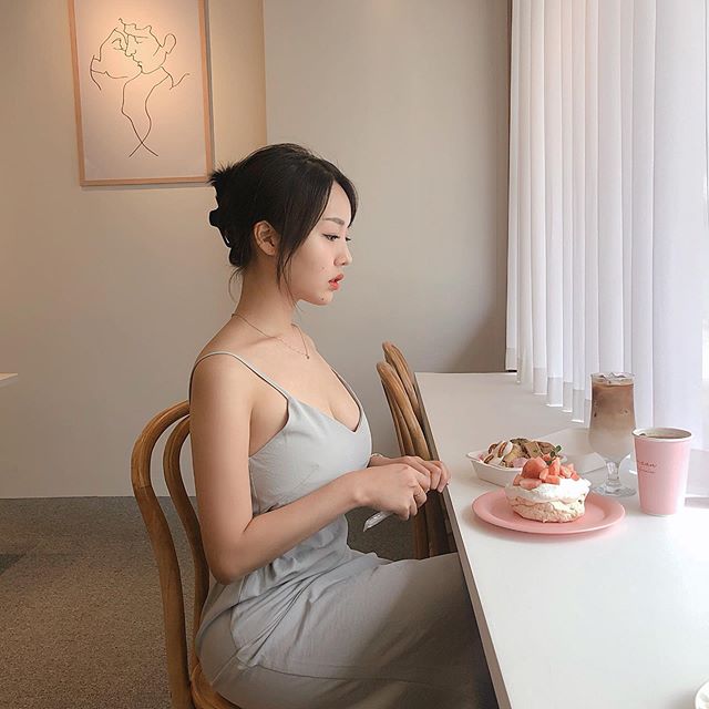 咖啡店的招牌不是咖啡，而是&#8230;？南韓「巨乳店花」胸比臉大！讓人好想天天光顧