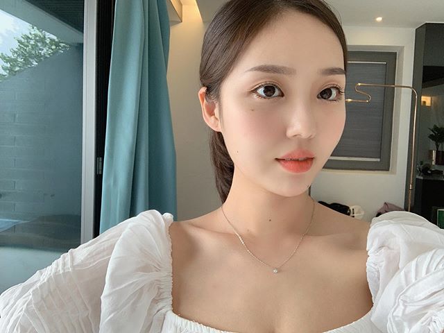 咖啡店的招牌不是咖啡，而是&#8230;？南韓「巨乳店花」胸比臉大！讓人好想天天光顧