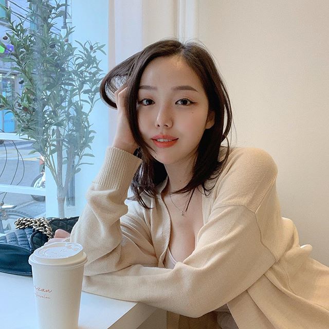 咖啡店的招牌不是咖啡，而是&#8230;？南韓「巨乳店花」胸比臉大！讓人好想天天光顧