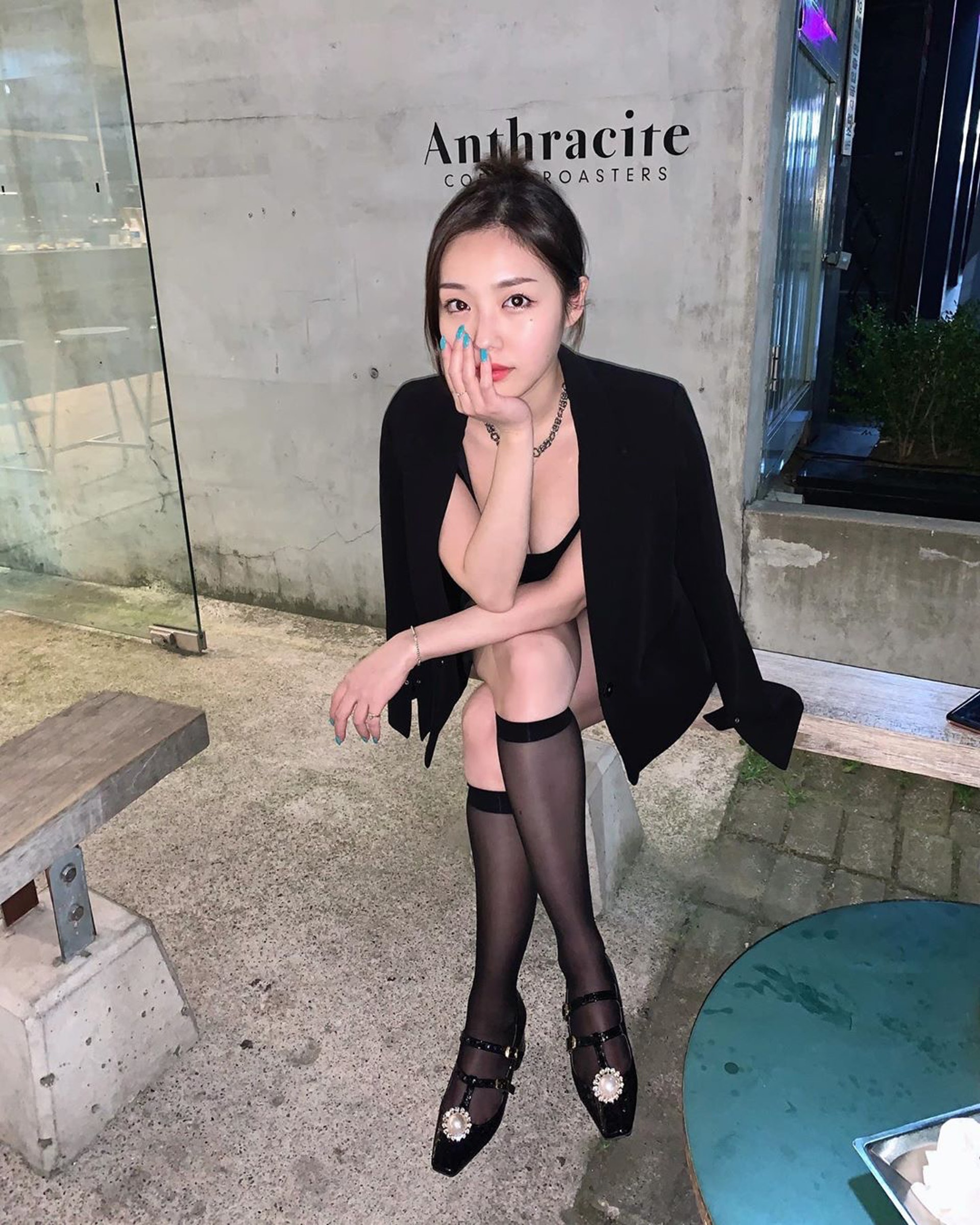 咖啡店的招牌不是咖啡，而是&#8230;？南韓「巨乳店花」胸比臉大！讓人好想天天光顧