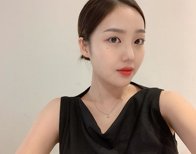 咖啡店的招牌不是咖啡，而是&#8230;？南韓「巨乳店花」胸比臉大！讓人好想天天光顧