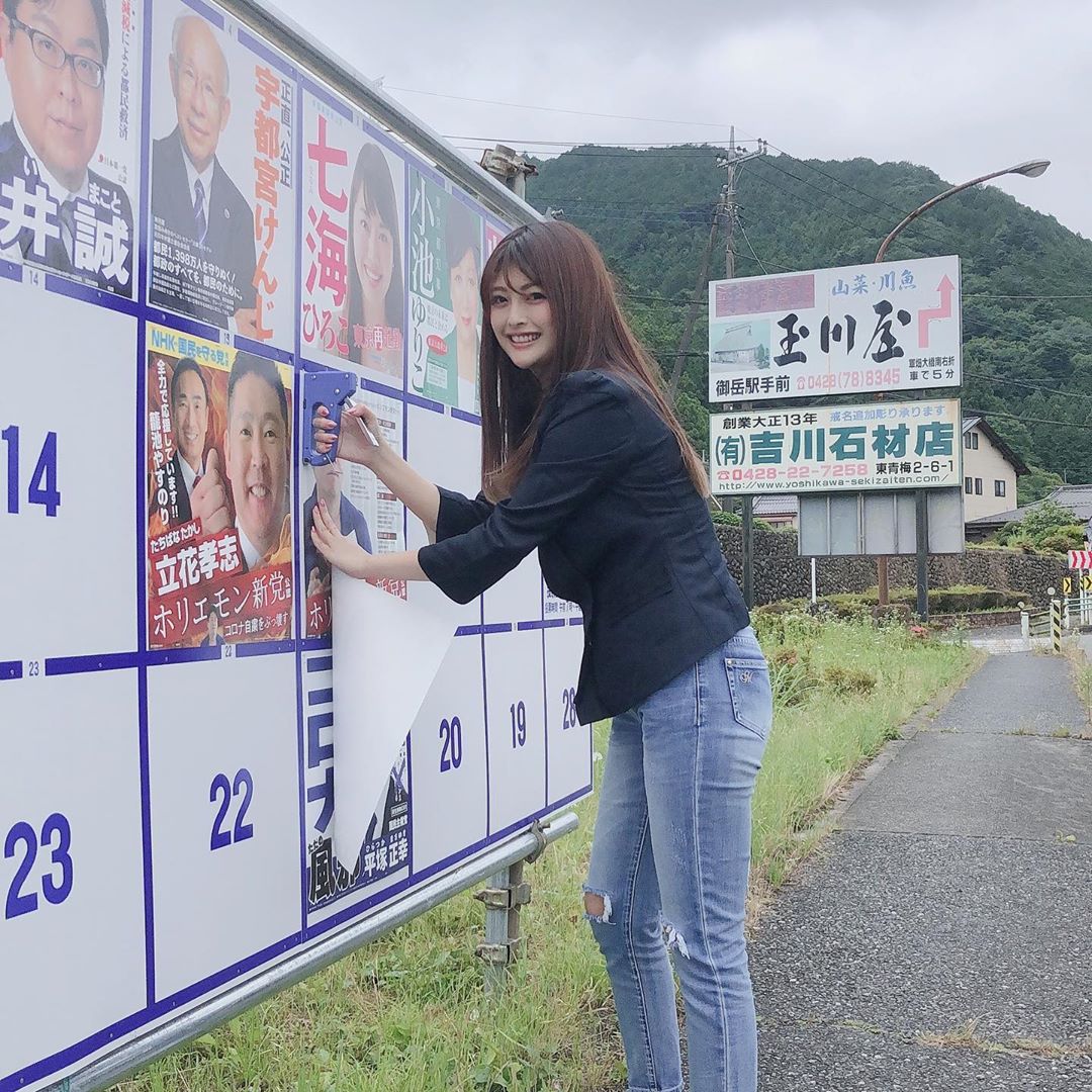 東京議員候選人「新藤加菜」用口罩當內衣宣傳政見　G奶都快罩不住！