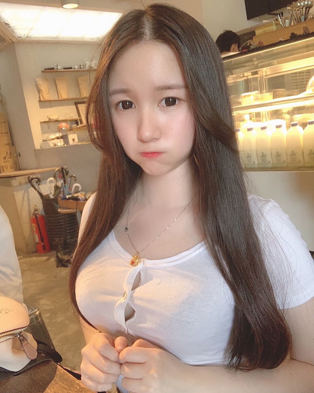 147公分小隻馬「蕭予瑄」爆乳效果100分　扣子要撐不住了！