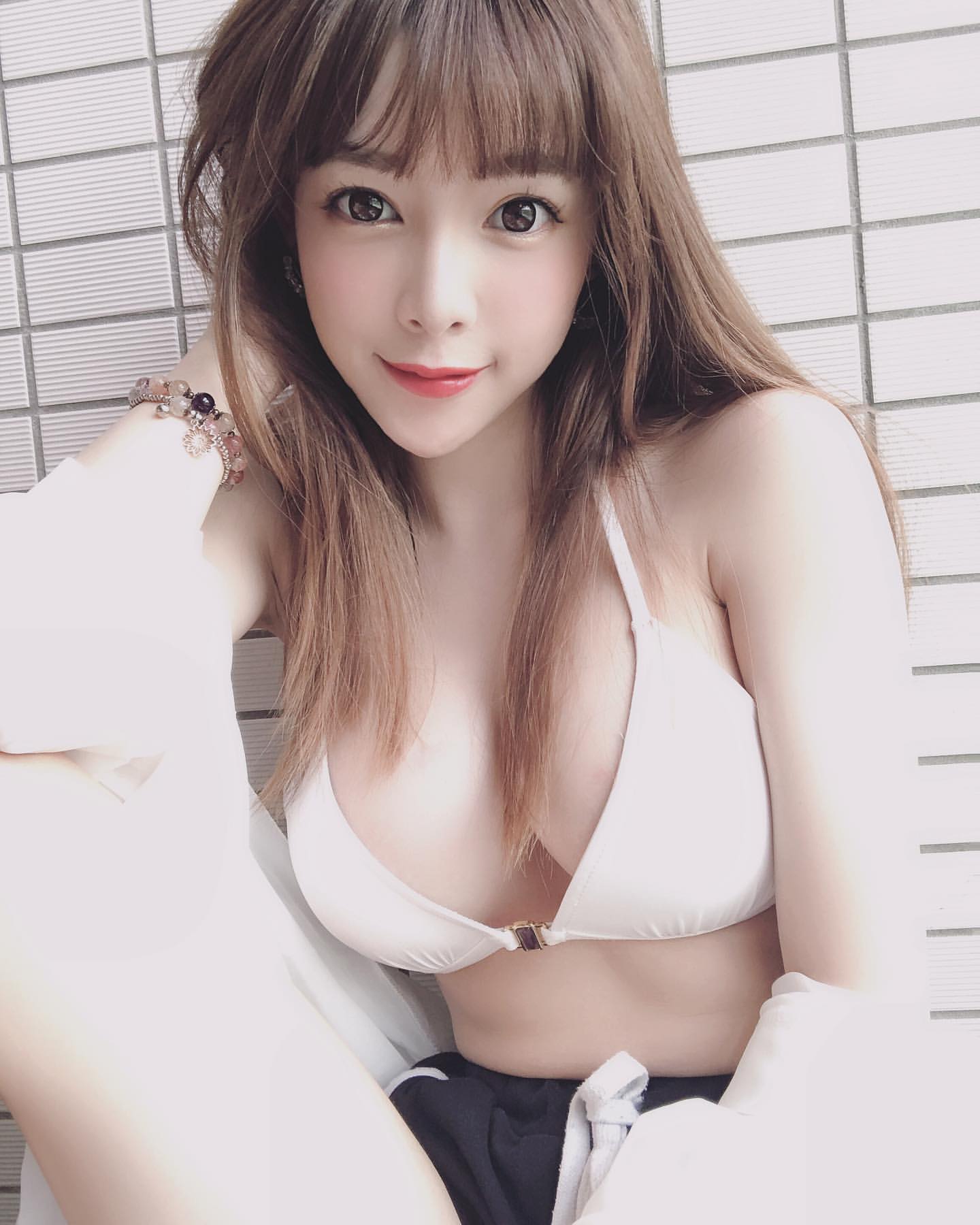 巨乳太猖狂！E奶辣媽「Abby茲茲」產後神瘦身，魔鬼曲線再現「罩杯更升級」！