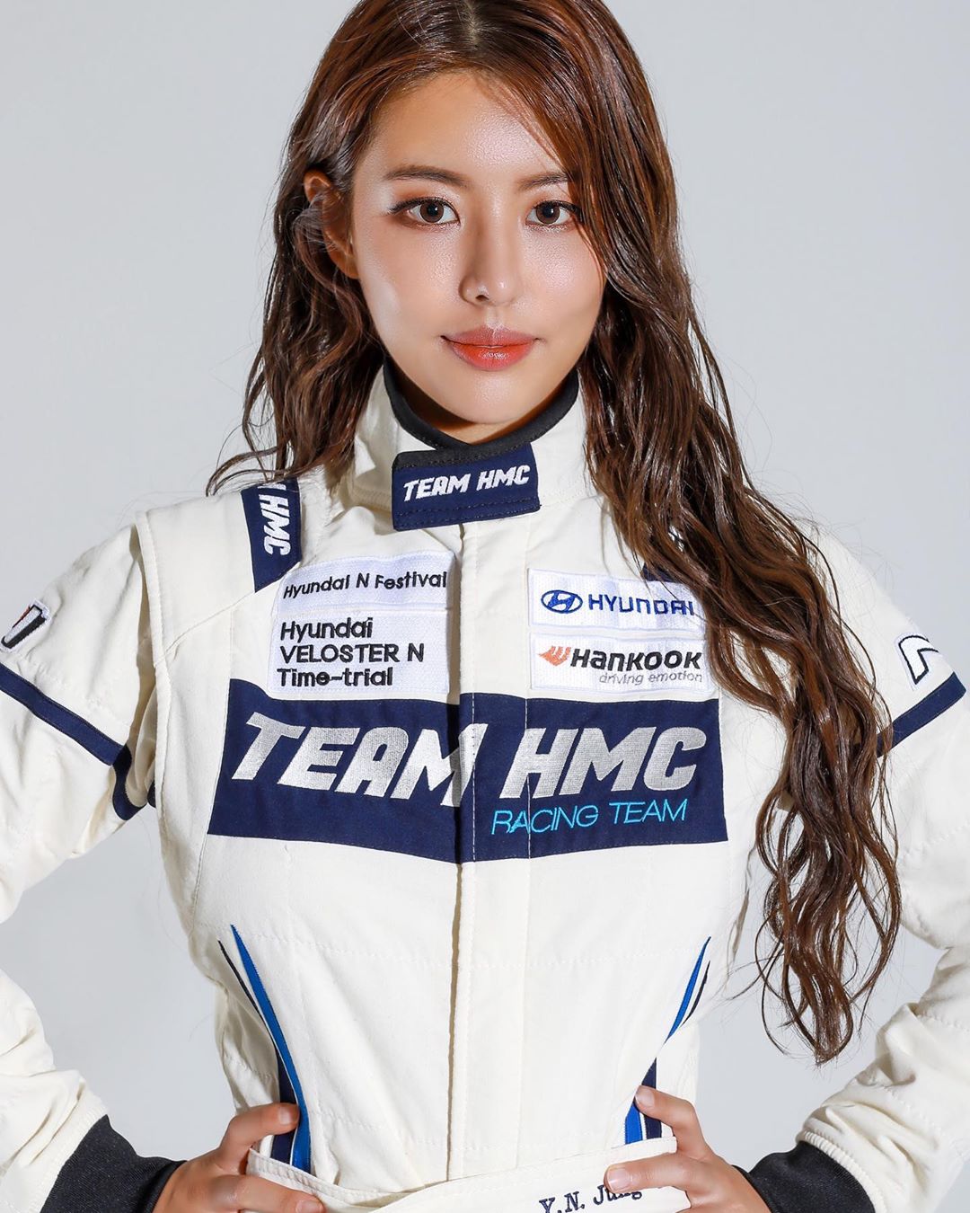 最辣女賽車手「Jung Youna」身材呈現完美S型　超不科學「奶膨腰束」緊身衣彷彿隨時要炸開