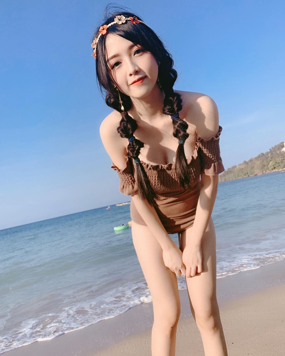 夏日福利！「哈妮妮Ashna」左乳打濕秀「白嫩美腿」，擠出小肉肉男粉更捧場！