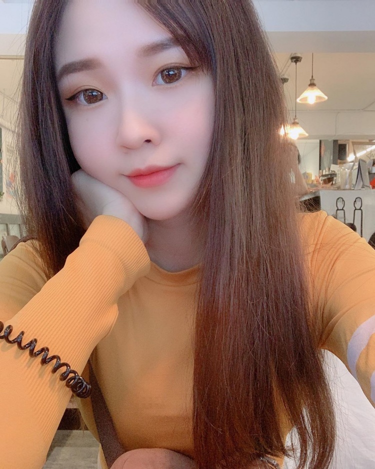 小隻馬會計師 上班襯衫快繃開~邱邱 - 美女圖 -