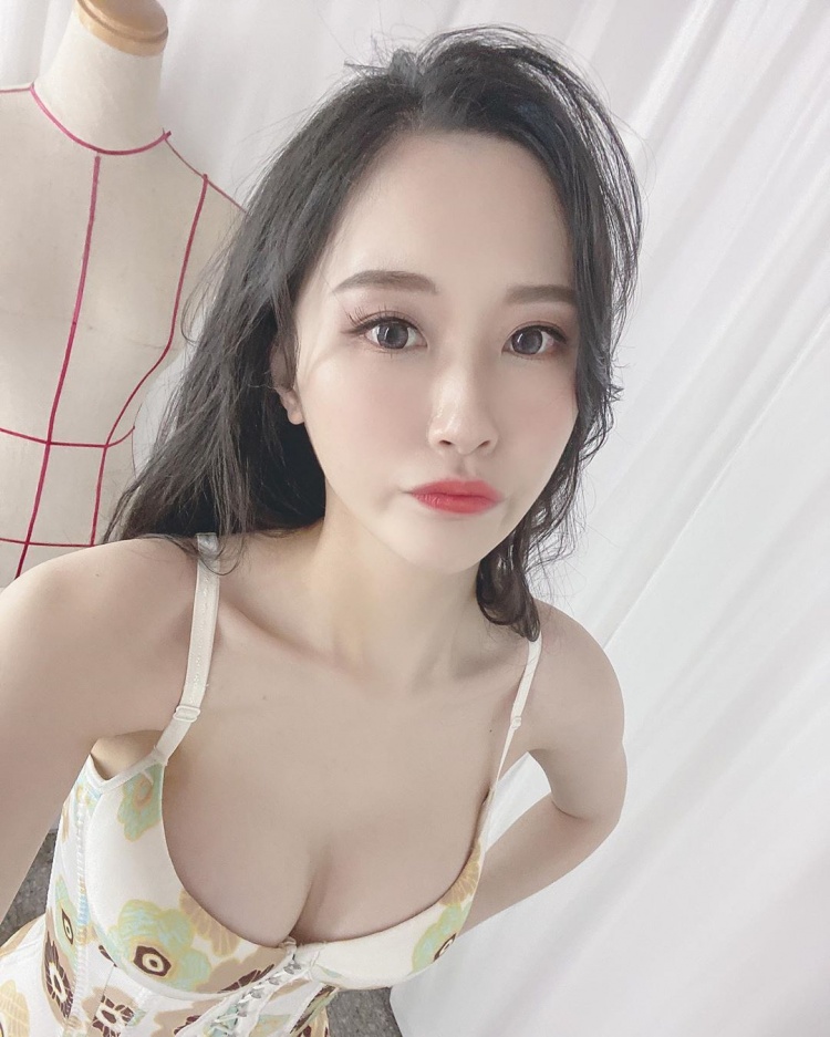 長腿妹試穿塑身衣 集中托高看起來超大！～Vanessa - 美女圖 -
