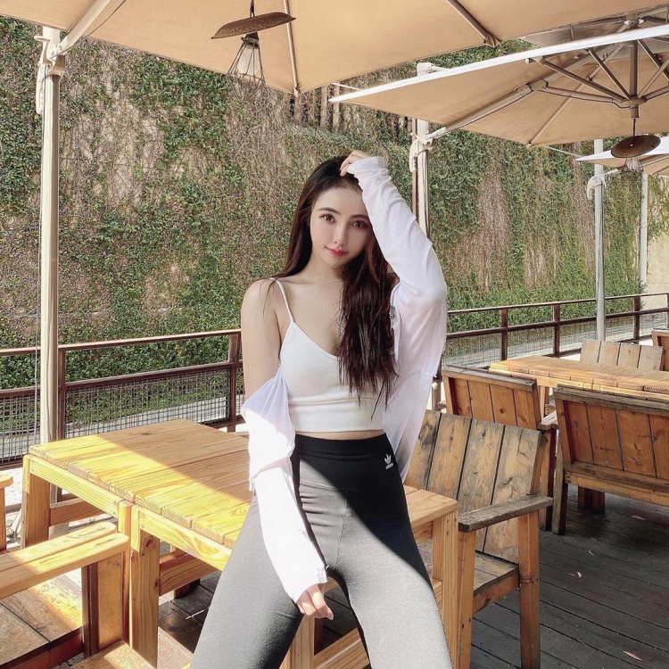 氣質姊姊這件衣服深V開太兇！～偲思 - 美女圖 -