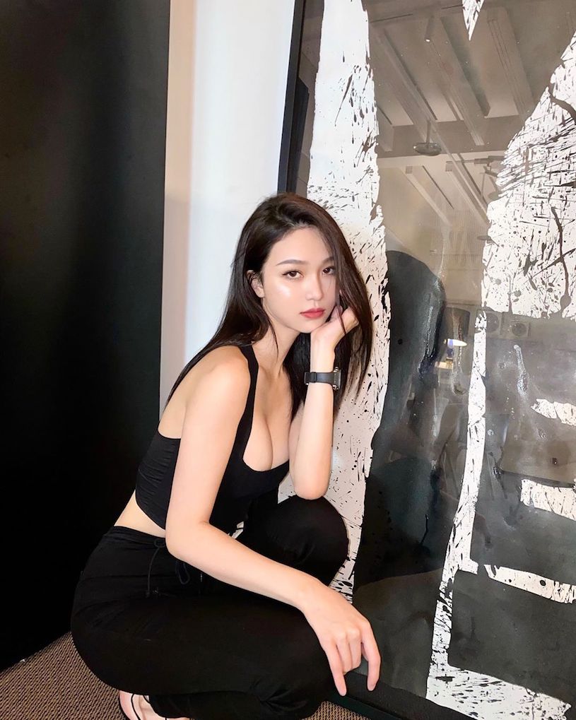 極品 S 曲線！性感正妹「緊身裝超棒視角」，完美的事業線弧度太誘人！