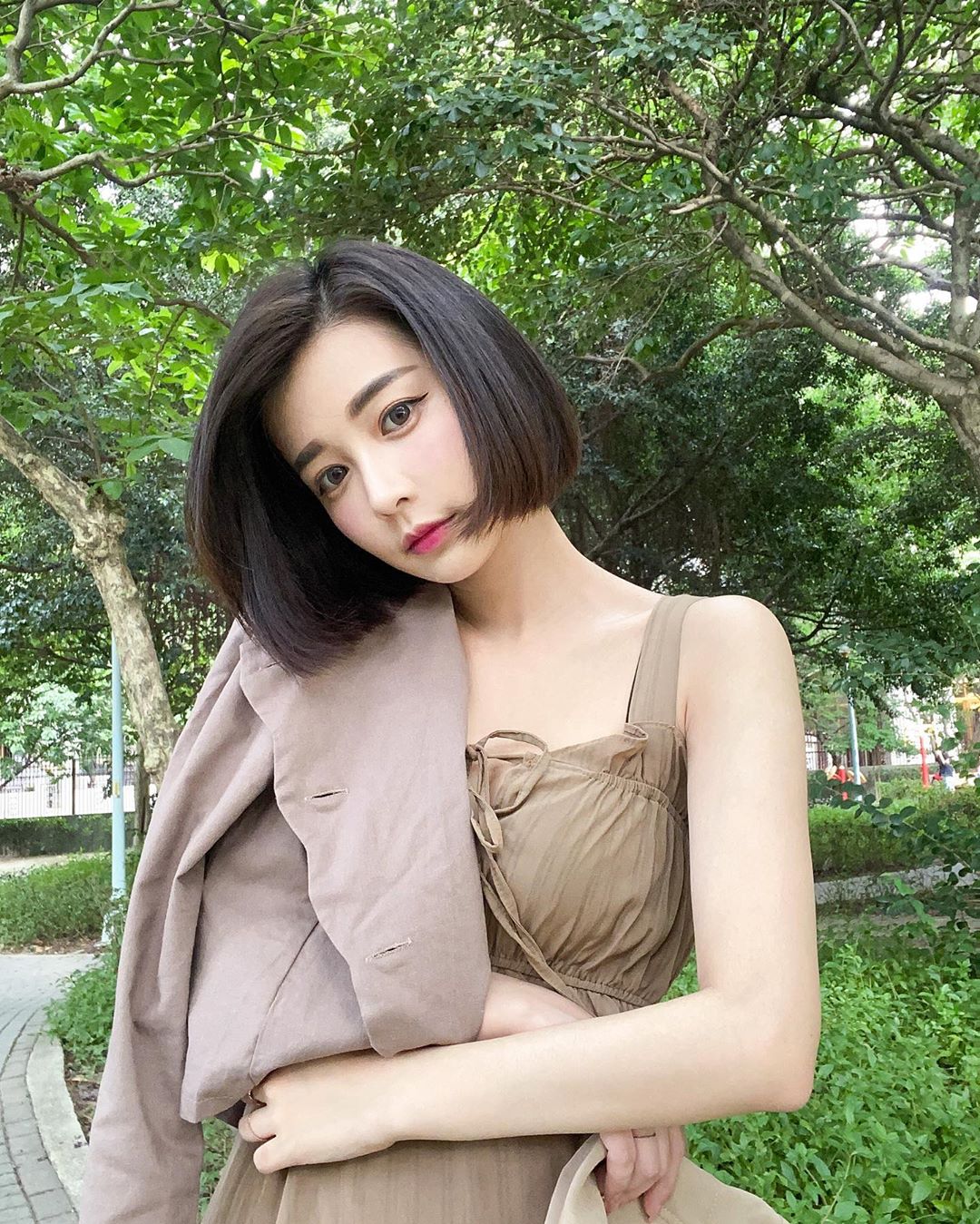 姐姐好像又假裝拍照 其實是要賣衣服 彤羽 - 美女圖 -
