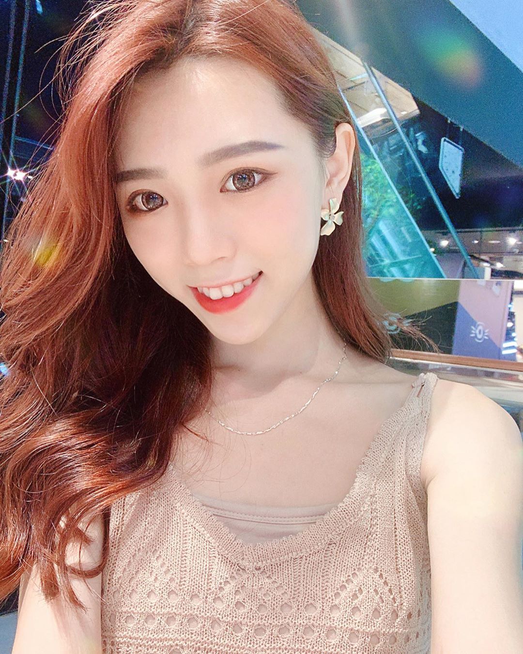 芝榕  沈甸甸乳量裝不下...眼睛不知道看哪裡好 - 美女圖 -