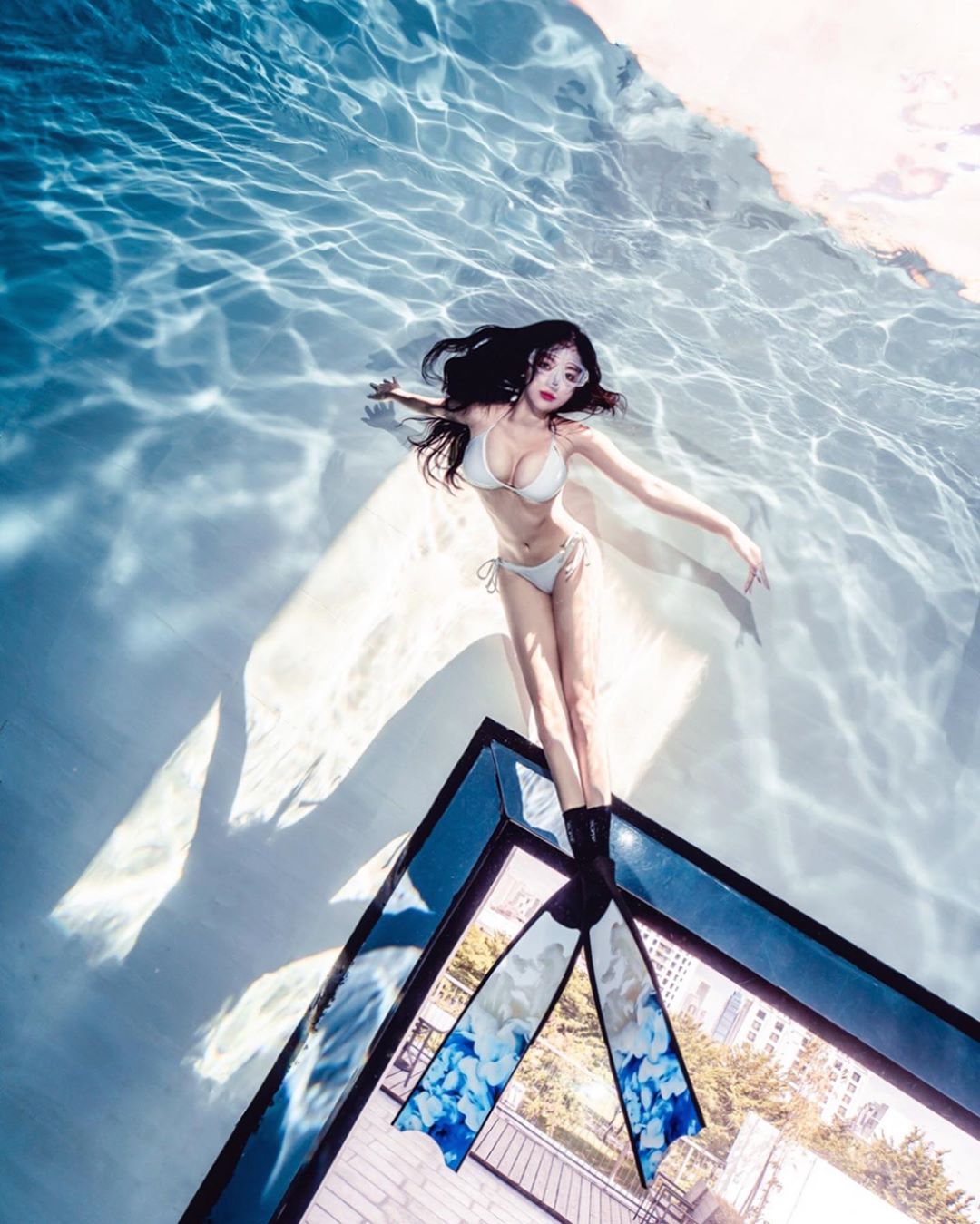 性感正妹「Iris 霍萱」高衩泳裝只遮重點部位　火辣尺度讓人招架不住
