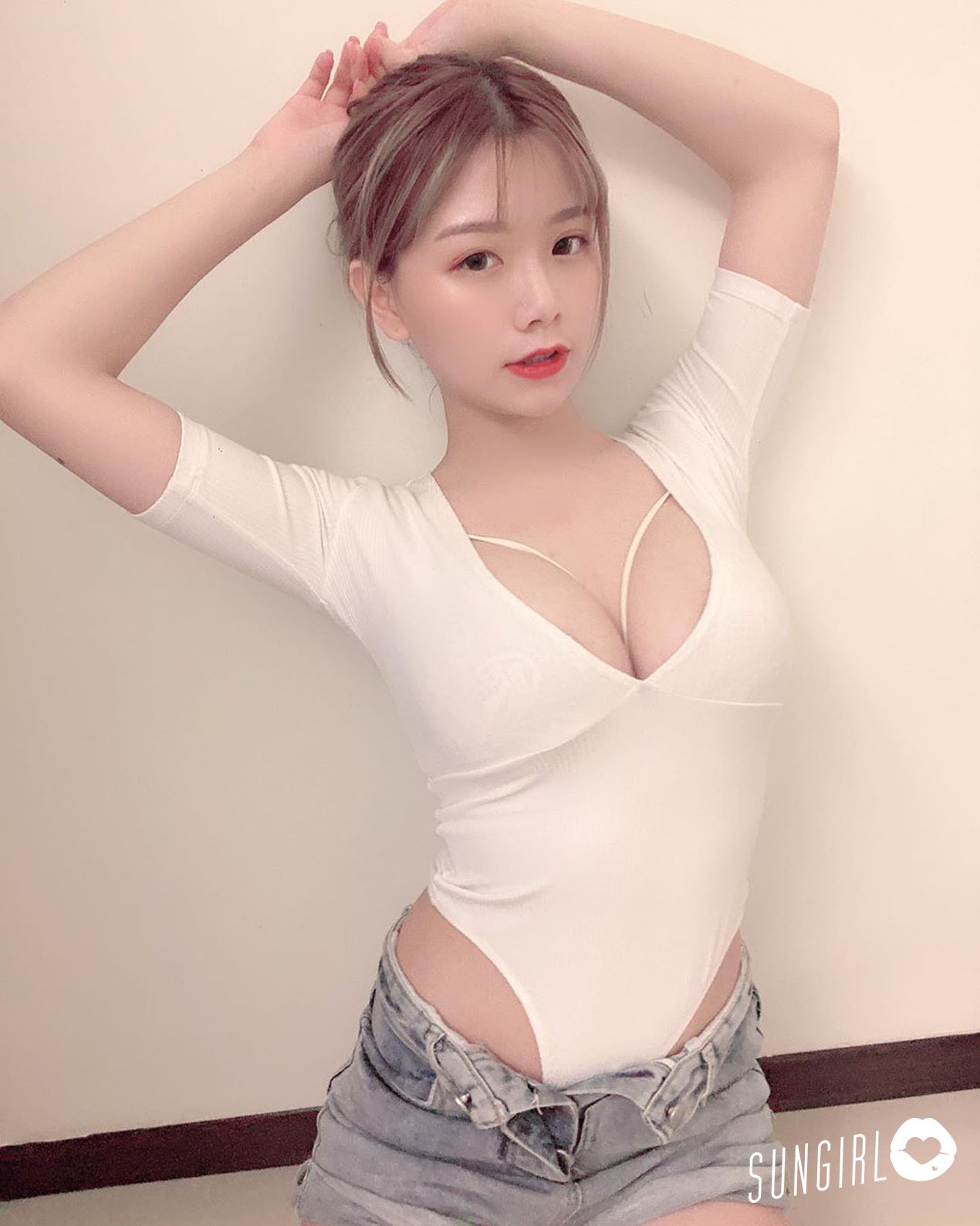 吳青青、台灣小太陽超低胸小背心教大家洗手! - 美女圖 -