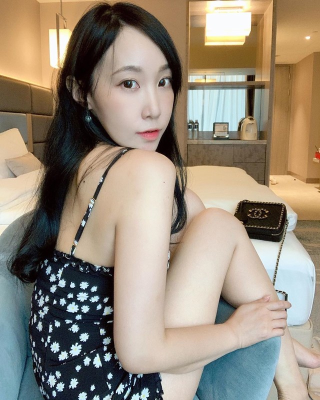 正妹平面設計師家瑜穿運動內衣爬抹茶山酥胸性感小露超sexy - 美女圖 -