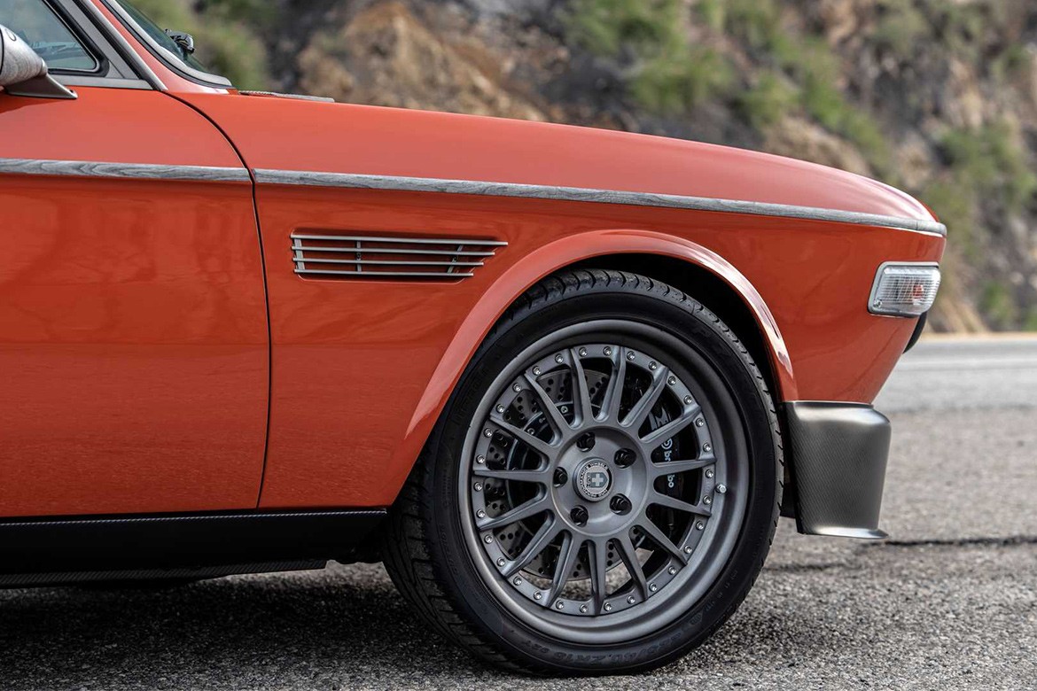 https___hk.hypebeast.com_files_2020_08_speedkore-1974-bmw-30-cs-robert-downey-jr-7.jpg