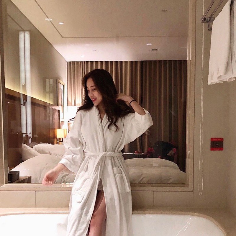 正妹小鹿小露酥胸吃果醬性感可愛模樣讓人都戀愛了 - 美女圖 -