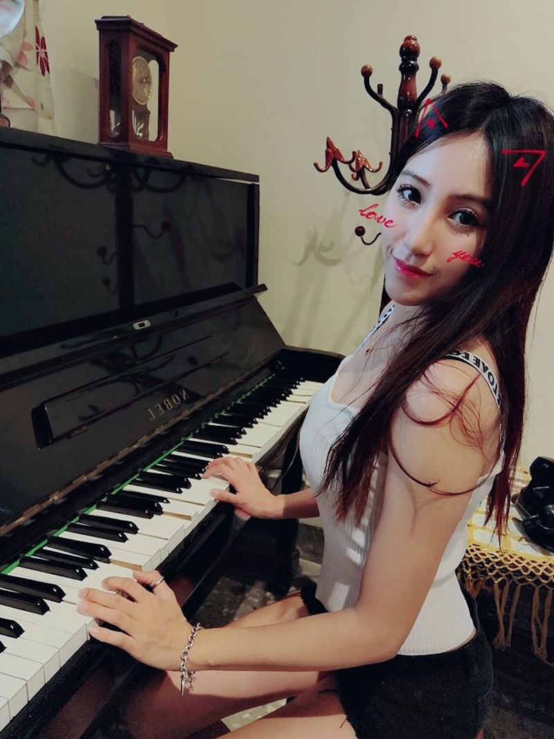 才不是花瓶！電眼直播主「藝心 Yumi」不只長得正！還會唱歌、彈鋼琴
