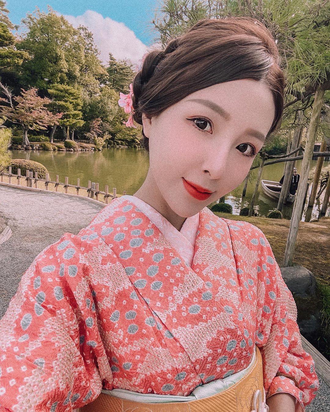 苺問題  水汪電眼笑容加上身材曲線超迷人 - 美女圖 -