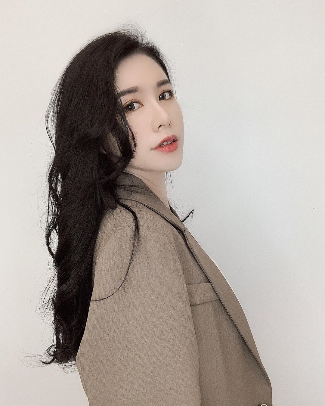 氣質小姐姐「梨梨Jolly」白嫩雙峰狂夾「深美濠溝」，性感美體到海邊直接解放！