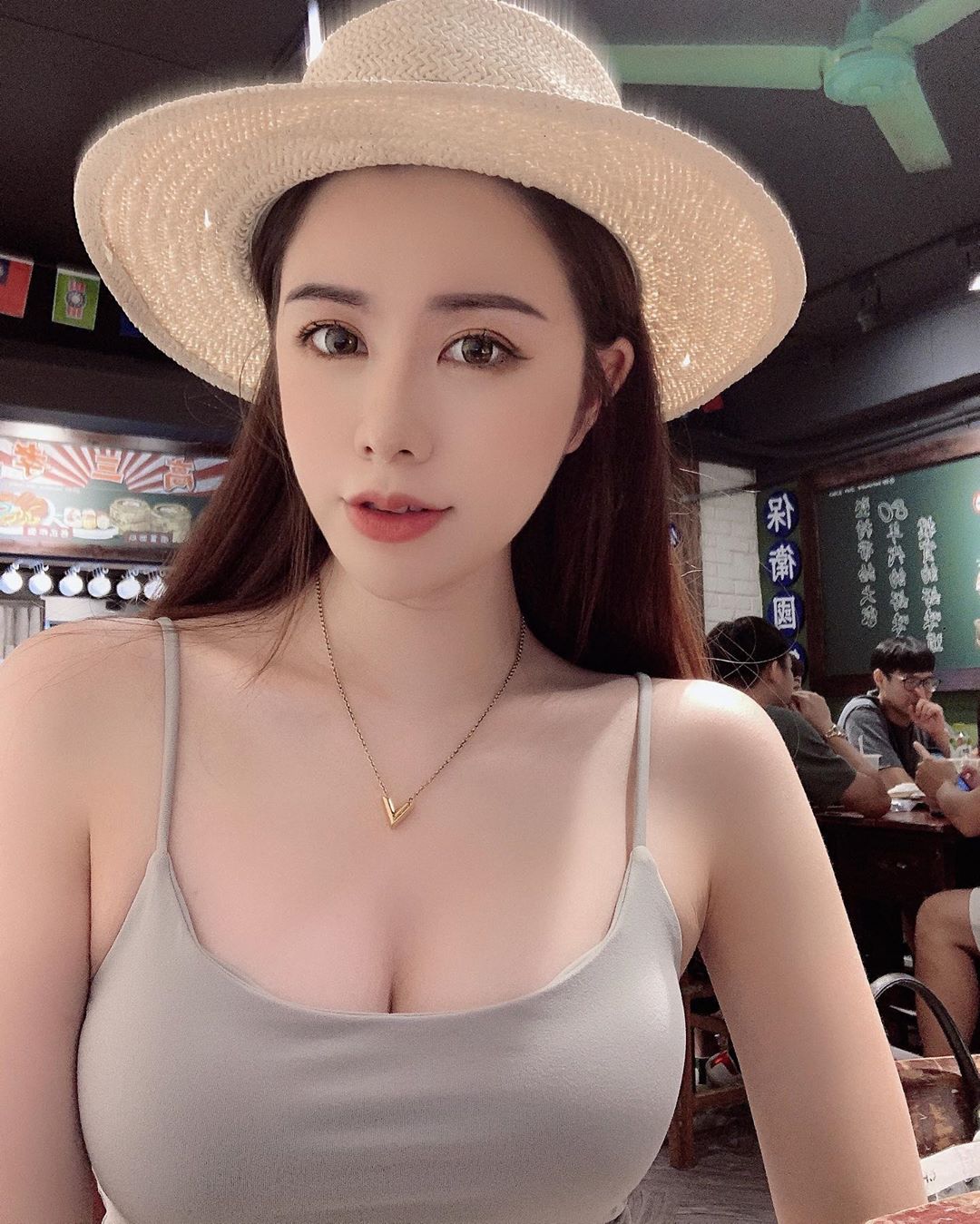 氣質小姐姐「梨梨Jolly」白嫩雙峰狂夾「深美濠溝」，性感美體到海邊直接解放！