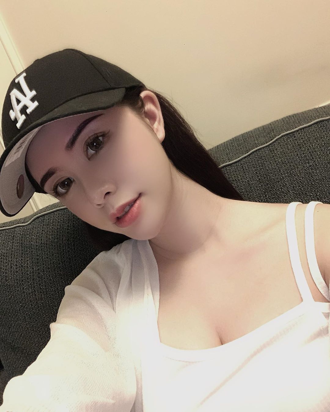 氣質小姐姐「梨梨Jolly」白嫩雙峰狂夾「深美濠溝」，性感美體到海邊直接解放！