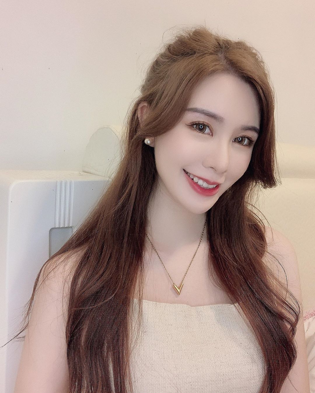氣質小姐姐「梨梨Jolly」白嫩雙峰狂夾「深美濠溝」，性感美體到海邊直接解放！