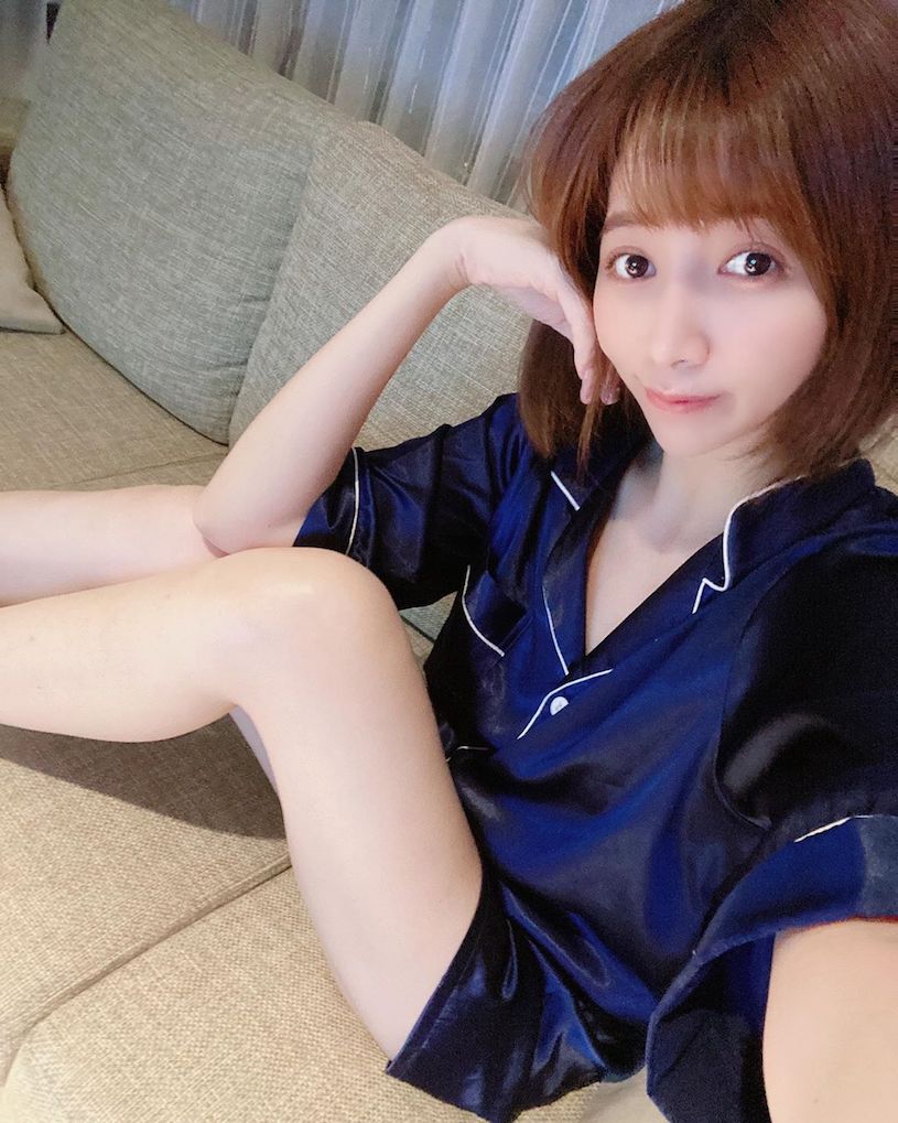 大眼萌妹「Annbabe安安」深V裝火辣自拍，「性感深溝」讓你視線移不開！