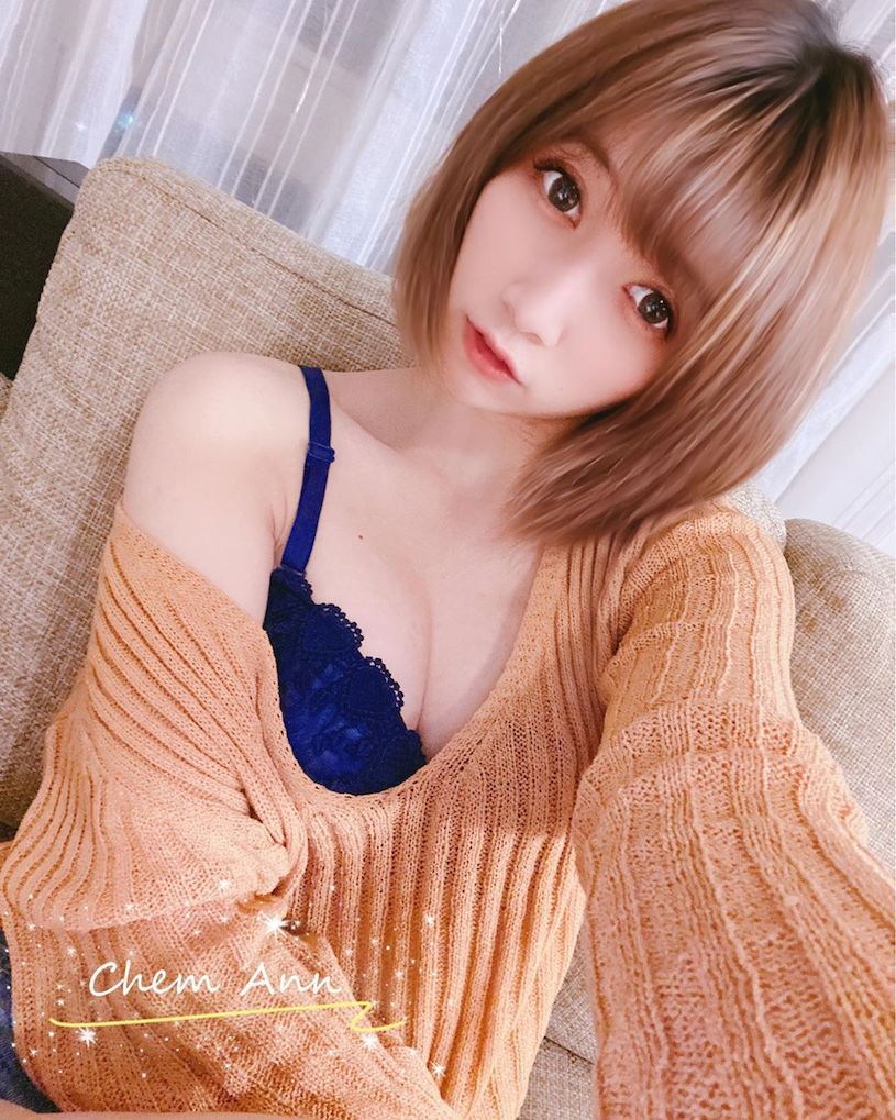 大眼萌妹「Annbabe安安」深V裝火辣自拍，「性感深溝」讓你視線移不開！