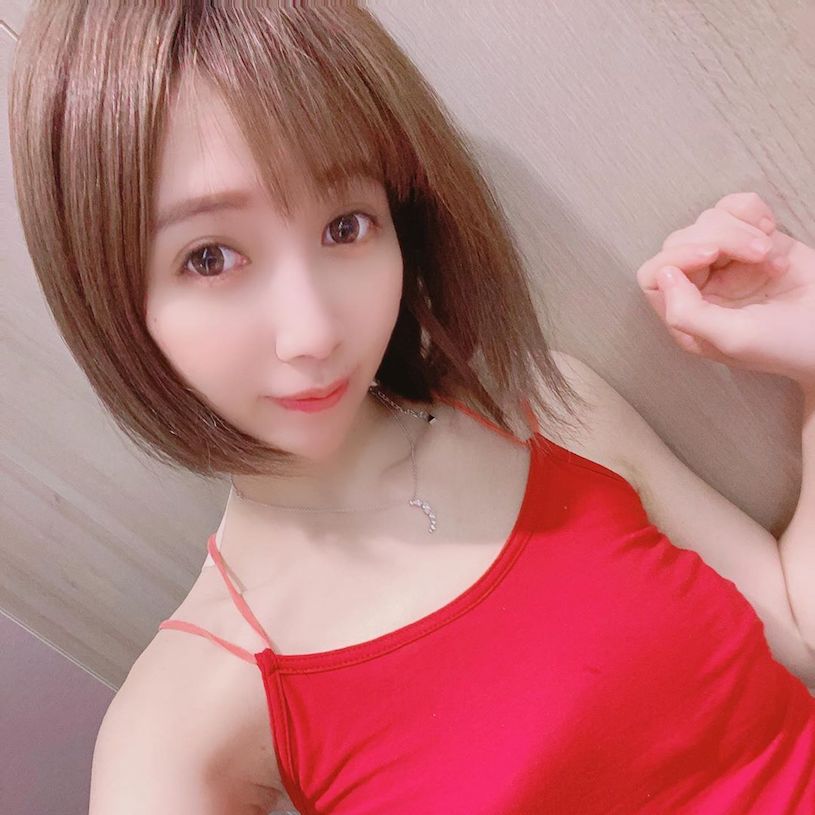 大眼萌妹「Annbabe安安」深V裝火辣自拍，「性感深溝」讓你視線移不開！