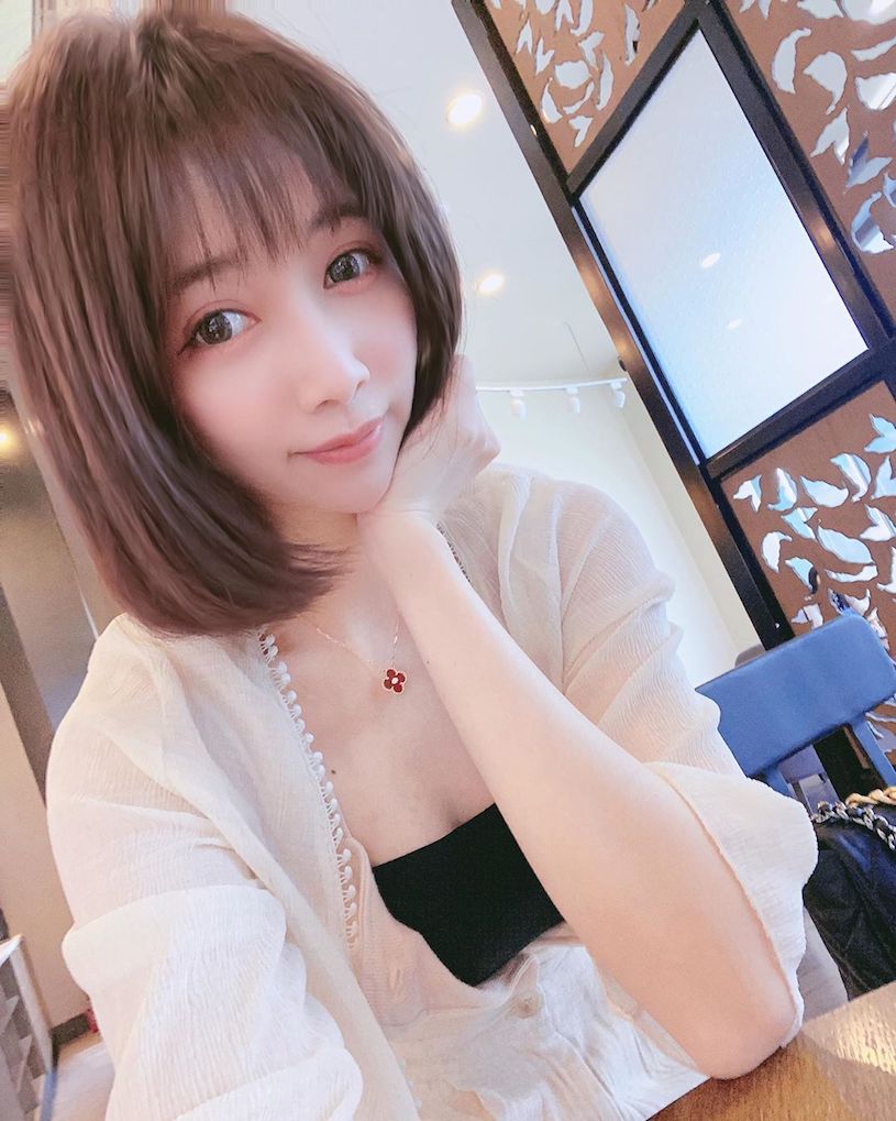大眼萌妹「Annbabe安安」深V裝火辣自拍，「性感深溝」讓你視線移不開！