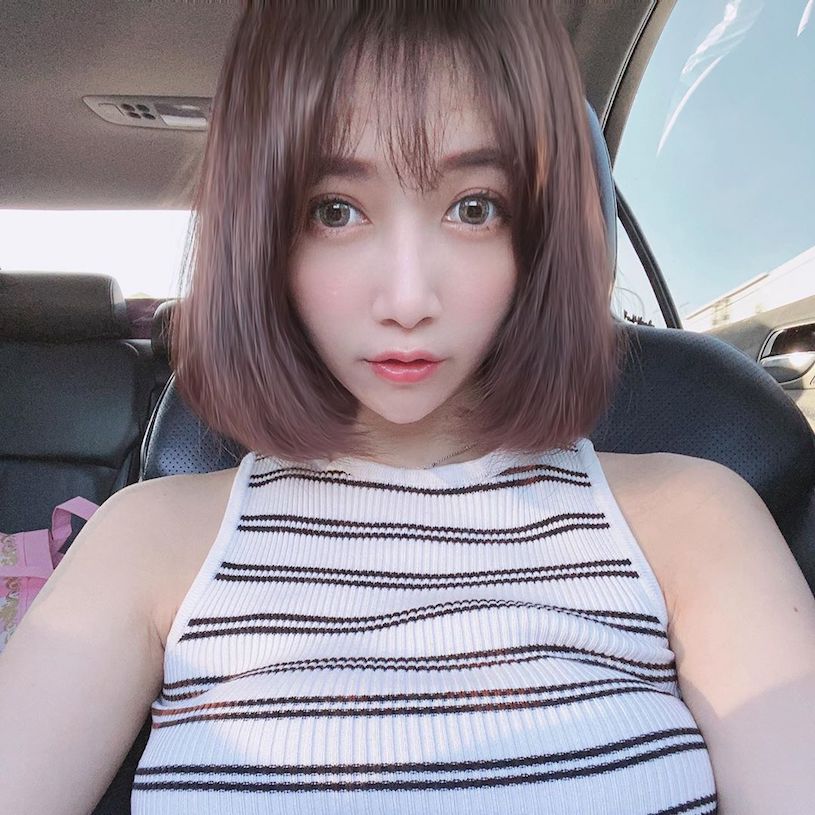 大眼萌妹「Annbabe安安」深V裝火辣自拍，「性感深溝」讓你視線移不開！