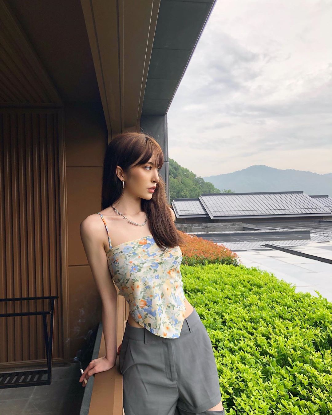 褲子也能開深V！暗黑系性感辣妹「史千千」，穿搭超狂好身材沒在怕！
