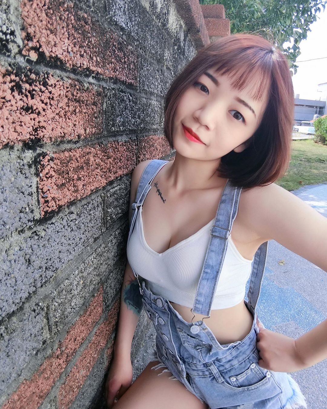 采采  「她的笑容太甜」!  網友暈船：被她回眸瞬間給.... - 美女圖 -