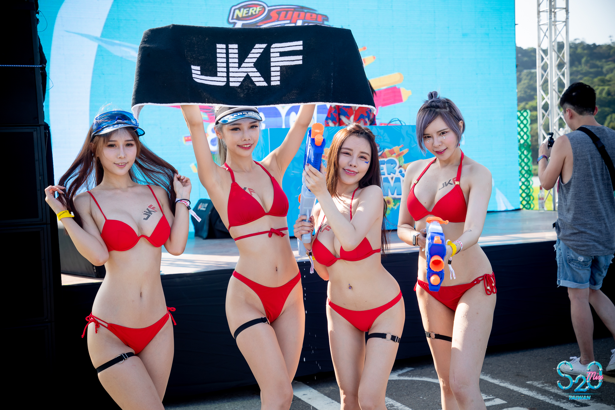 把手舉起來！JKF女郎把S2O當主場　刷碟、熱舞、當槍手…與粉絲瘋玩一波