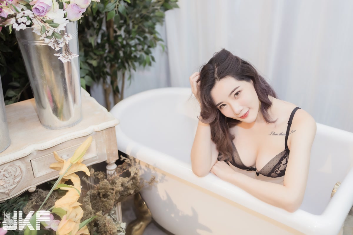 火辣小廚娘「Yvonne」爆乳做甜點，「超誘惑曲線」讓人越看越餓！