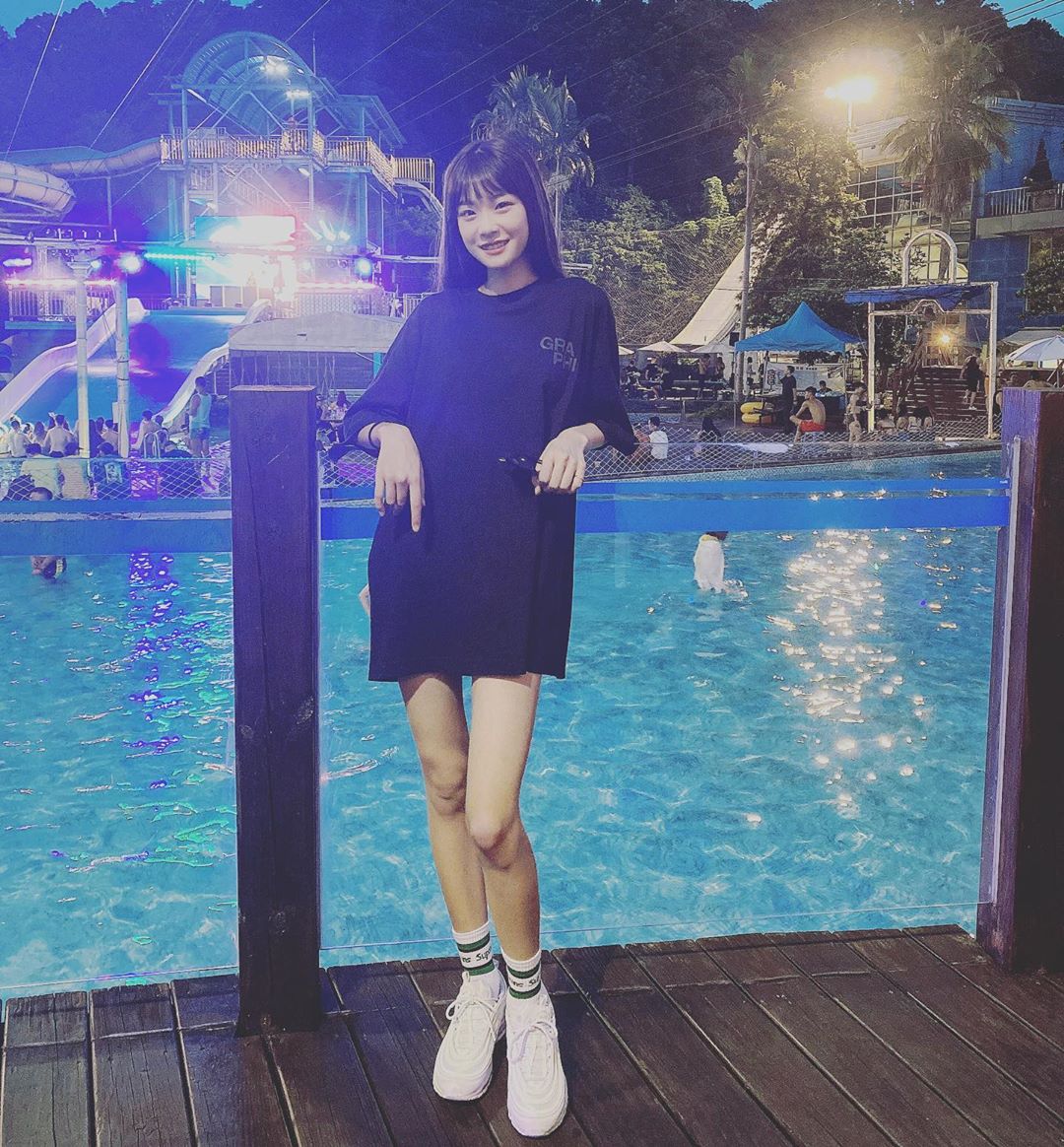 後面耶魯大學的旗子不知道真的還假的 黎妹妹 - 美女圖 -
