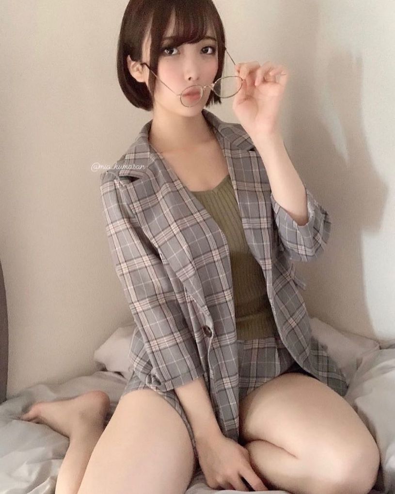 21 歲寫真正妹「衣服下拉誘惑胸型現出」，「迷人的養眼角度」太受不了！